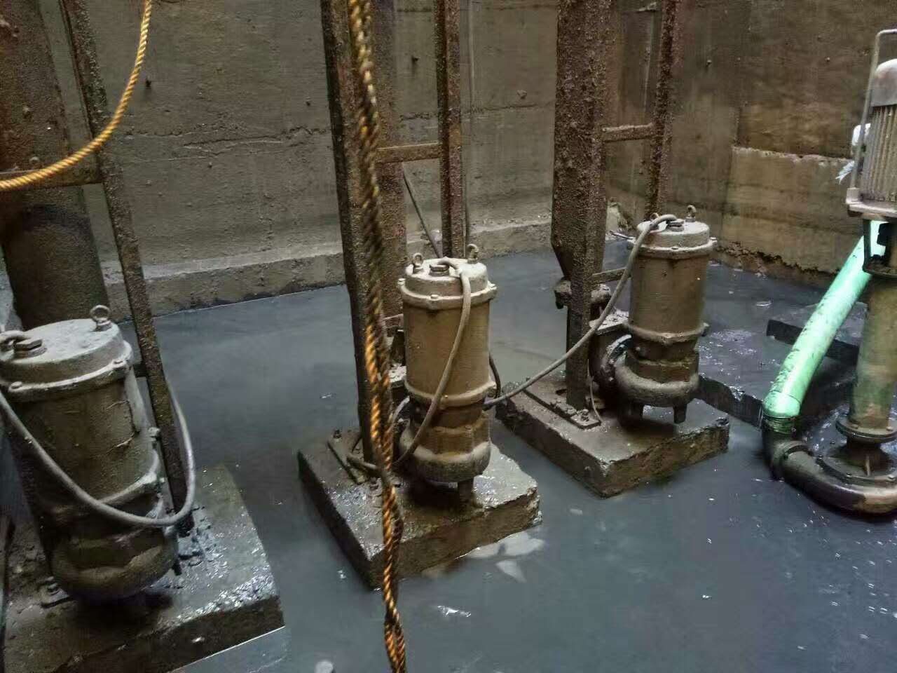 仁寿污水池清理